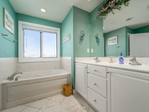 marinerswatch206-13-primary-bath.jpg