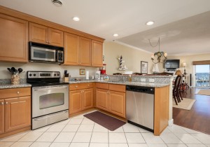 marinerswatch206-16-kitchen.jpg