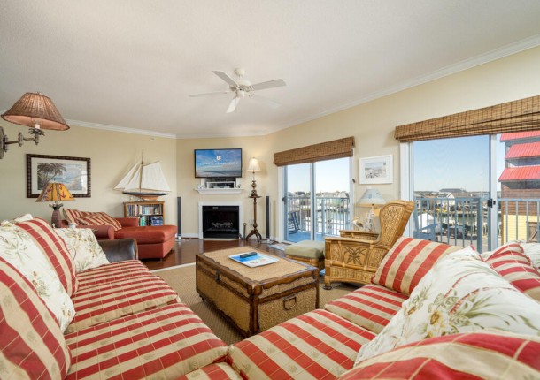 marinerswatch206-18-living-area.jpg
