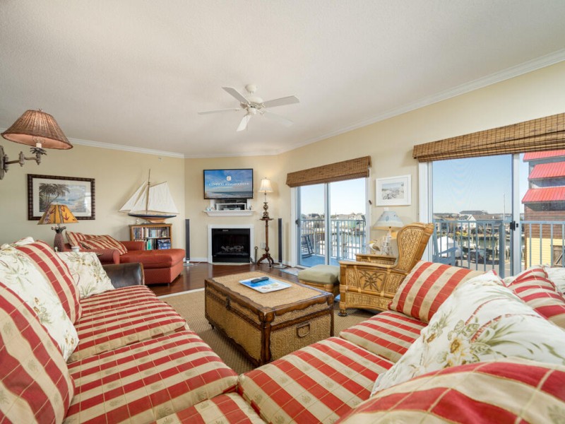 marinerswatch206-18-living-area.jpg