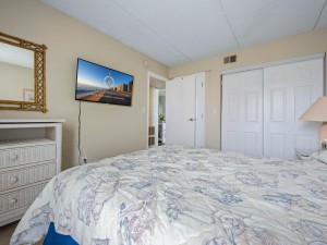 englishtowers1202-19-bedroom-3.jpg