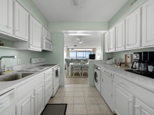englishtowers1202-9-kitchen.jpg
