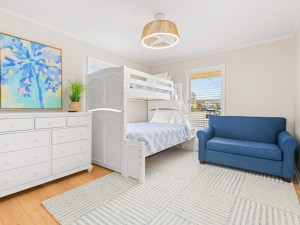 24-d51a9008jpg-bedroom.jpg