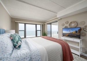 mooring402-15-primary-bedroom.jpg