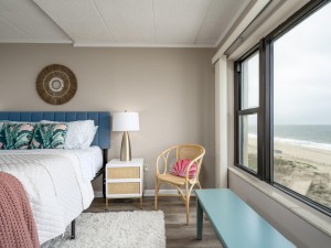 mooring402-16-primary-bedroom.jpg