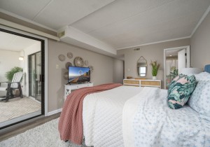 mooring402-17-primary-bedroom.jpg
