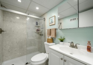 mooring402-21-bath-2.jpg
