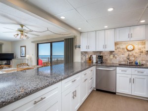 saltysands206-13kitchen.jpg