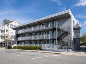 pelican305-3-exterior.jpg