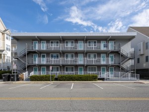 pelican305-4-exterior.jpg