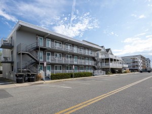 pelican305-5-exterior.jpg