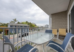 captivabay104-3-balc.jpg
