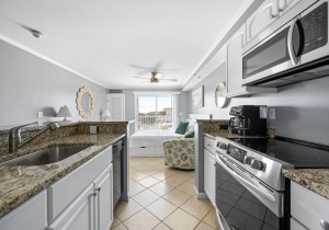 makai210-7-kitchen.jpg