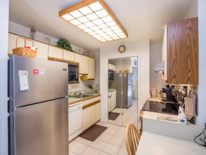 cluboceanvillaii85-2131-kitchen.jpg