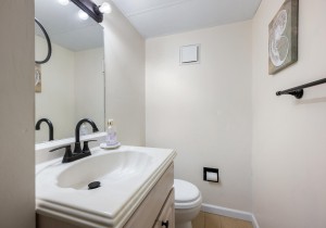 diamondhead402-16-primary-half-bath.jpg