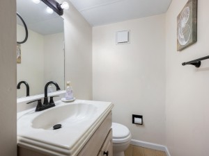 diamondhead402-16-primary-half-bath.jpg