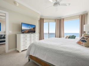 gateway611-16-primary-bedroom.jpg