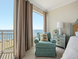 gateway611-17-primary-bedroom.jpg