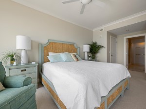 gateway611-18-primary-bedroom.jpg